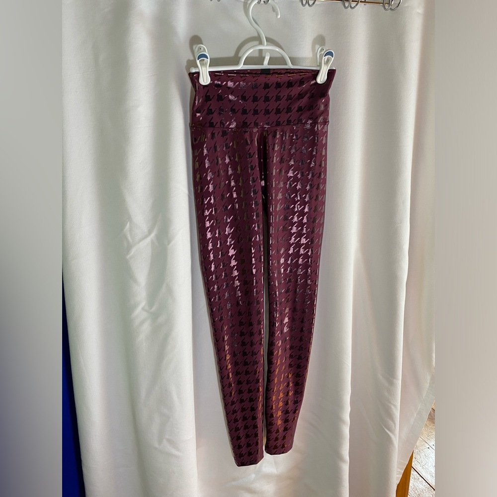 Peloton Show Up Printed Legging - Maroon Foil Houndstooth, Size Small